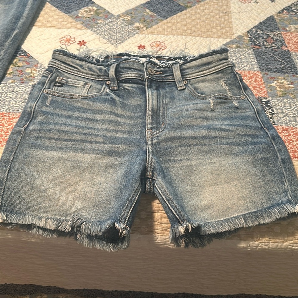 Kancan denim shorts women’s size medium (measurements out to be 28 waist)